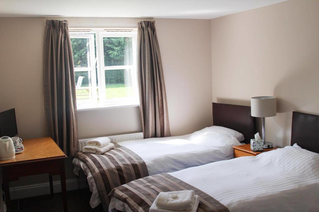 The Waggon And Horses Hotel Great Yeldham Екстериор снимка