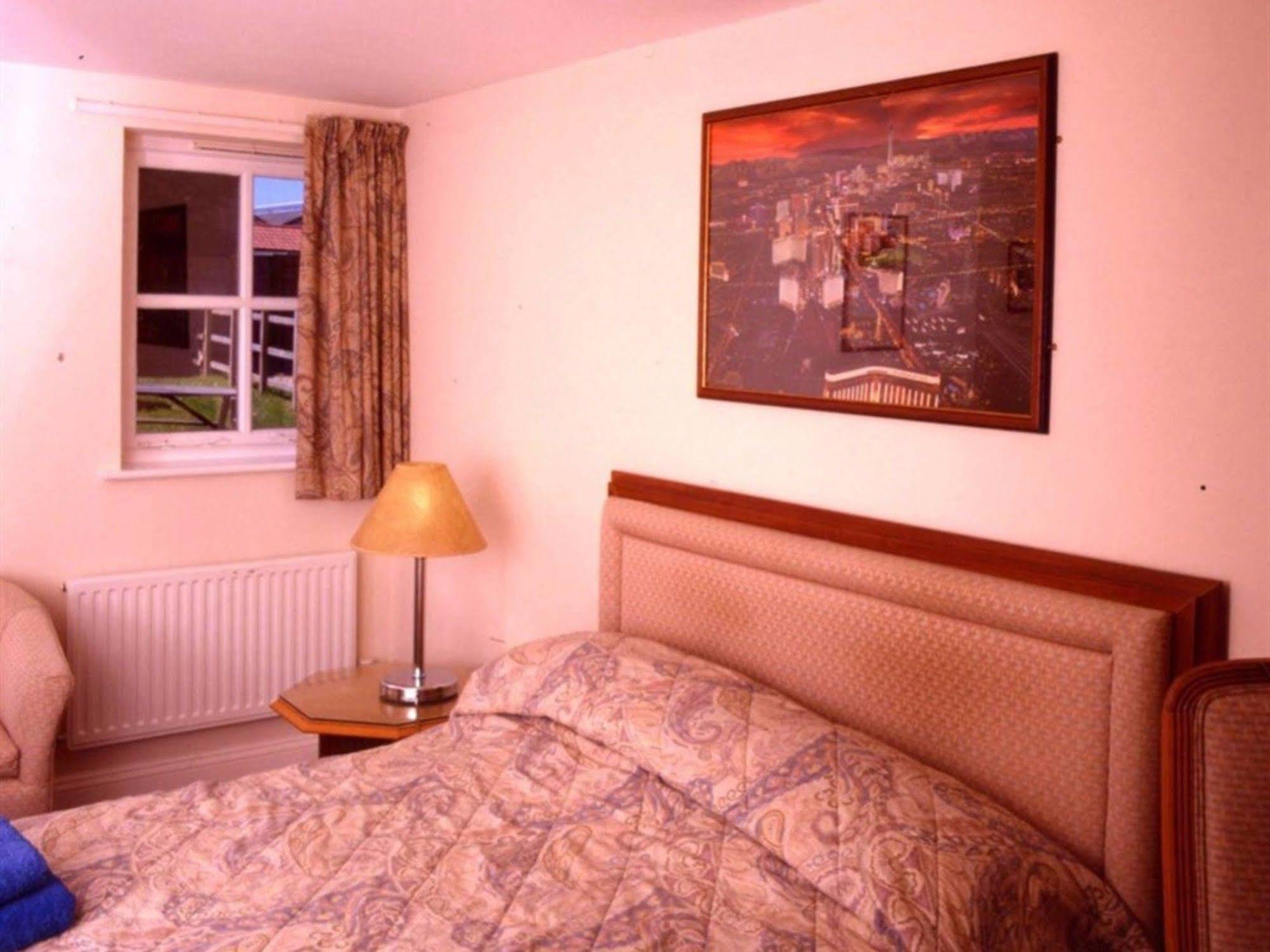 The Waggon And Horses Hotel Great Yeldham Екстериор снимка